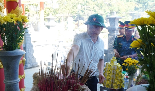 Đoàn lãnh đạo tỉnh dâng hoa, dâng hương tại các nghĩa trang liệt sĩ