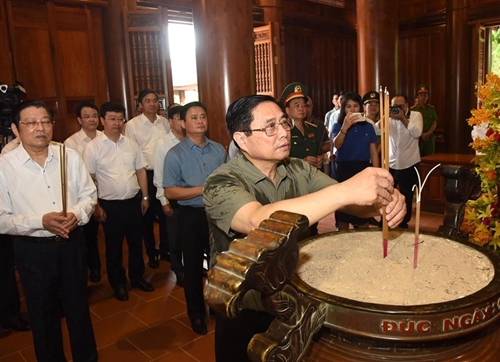 Thủ tướng Phạm Minh Chính dâng hương tưởng niệm Bác Hồ, các Anh hùng liệt sĩ tại Nghệ An