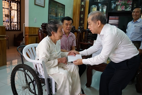 Phó Bí thư Thường trực Tỉnh ủy Phan Ngọc Thọ thăm, tặng quà gia đình chính sách