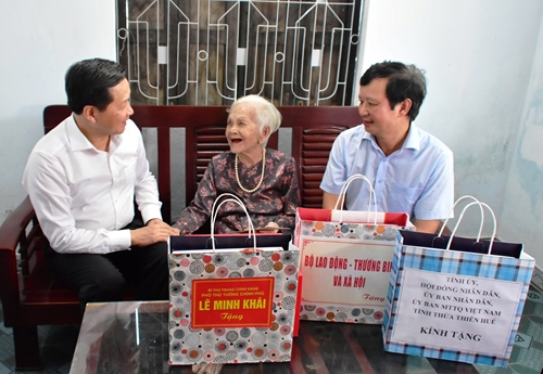 Phó Thủ tướng Chính phủ Lê Minh Khái thăm, tặng quà người có công, gia đình chính sách