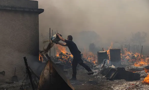 Hy Lạp Cư dân, du khách trên đảo Lesbos sơ tán khẩn cấp do cháy rừng