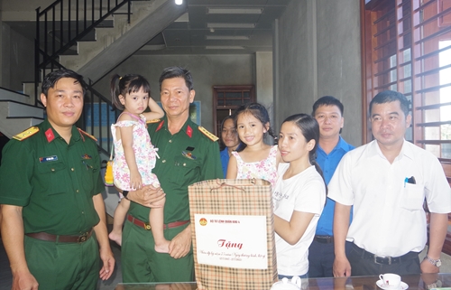 Tặng quà các thương binh, gia đình liệt sĩ ở TP Huế
