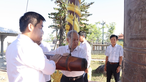Phó Bí thư Thường trực Tỉnh ủy Phan Ngọc Thọ dâng hoa, dâng hương tại di tích lịch sử Cồn Rang