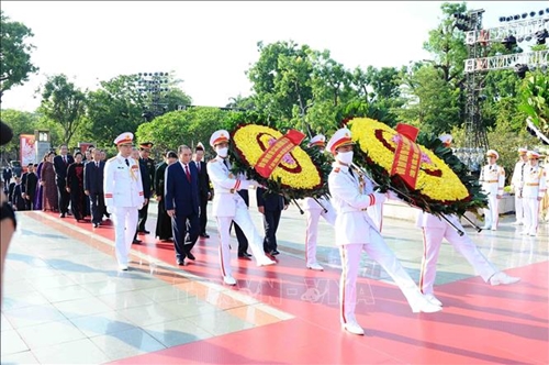 Lãnh đạo Đảng, Nhà nước dâng hương tưởng niệm các Anh hùng liệt sỹ và vào Lăng viếng Chủ tịch Hồ Chí Minh