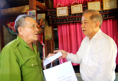 Phó Bí thư Thường trực Tỉnh ủy Phan Ngọc Thọ thăm, tặng quà các gia đình chính sách khó khăn
