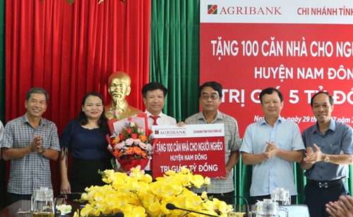 Agribank trao tặng 100 căn nhà cho hộ nghèo tại Nam Đông