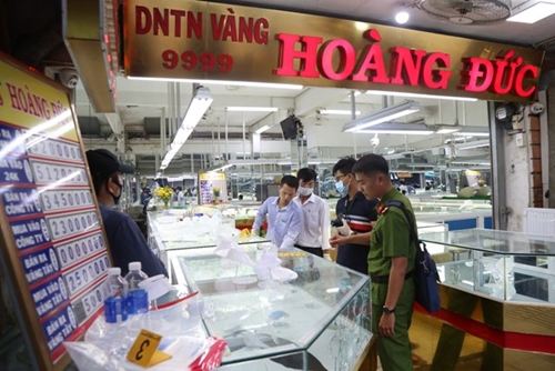 Thông tin thêm về vụ dùng súng cướp tiệm vàng chợ Đông Ba
