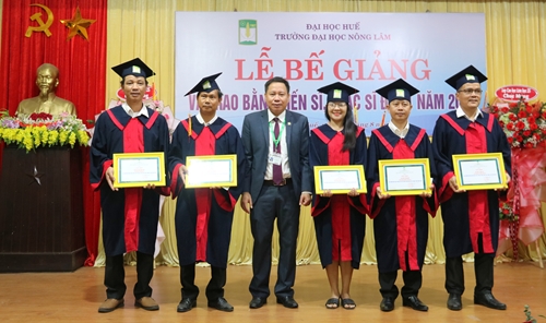 Trường đại học Nông Lâm trao bằng cho hơn 80 tân tiến sĩ, thạc sĩ