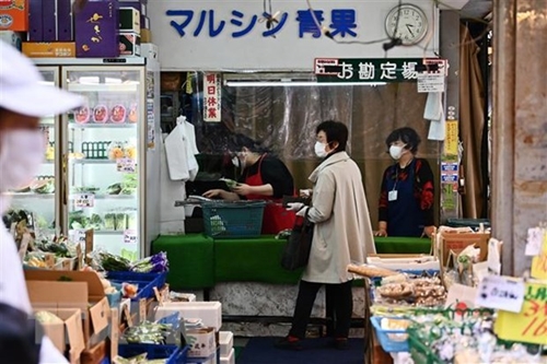 Chi tiêu của các hộ gia đình Nhật Bản lần đầu tiên tăng trong 4 tháng