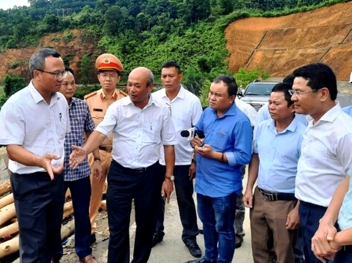 Ông Khuất Việt Hùng thăm hỏi các gia đình nạn nhân trong vụ tai nạn giao thông nghiêm trọng trên QL 49