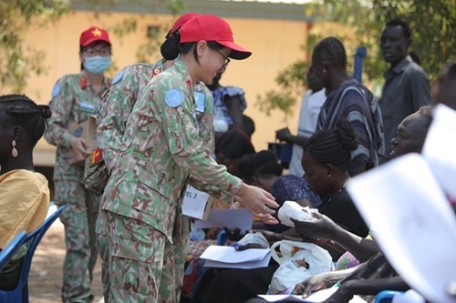 Bác sỹ mũ nồi xanh Việt Nam chia sẻ khó khăn với người dân Nam Sudan