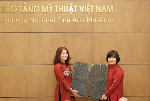 Hue Fine Arts Museum receives a collection of folk paintings