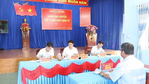 Bí thư Huyện ủy Phú Vang tiếp công dân tại xã Vinh An