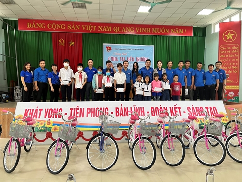Trao xe đạp cho học sinh nghèo vượt khó tại Phú Lộc
