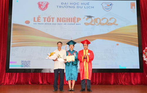 Trường Du lịch trao bằng tốt nghiệp cho hơn 580 tân cử nhân