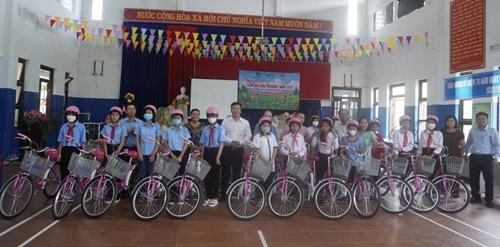 Tặng xe đạp cho 24 học sinh Nam Đông