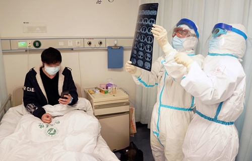 Trung Quốc tái áp đặt hạn chế ở nhiều nơi để chống dịch COVID-19