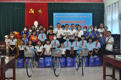 Trao tặng quà cho học sinh nghèo ở Phú Hồ trước thềm năm học mới