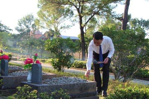 Dâng hương, đặt vòng hoa viếng Nghĩa trang Liệt sĩ TP Huế