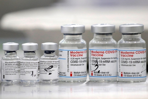 Mỹ cấp phép vaccine tăng cường ngừa Omicron của Pfizer và Moderna