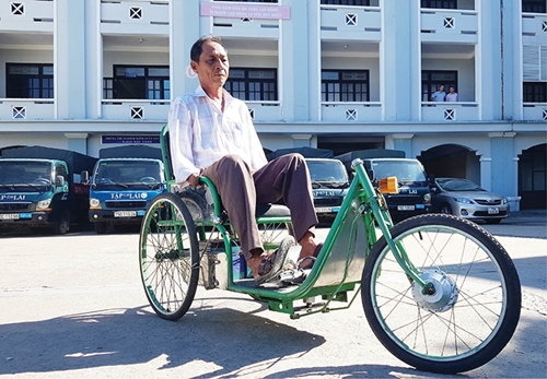 Xe điện cho người khuyết tật cả hai tay