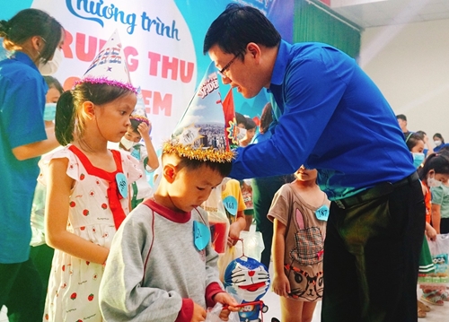 Mang Tết Trung thu đến với các em nhỏ khó khăn tại Quảng Điền