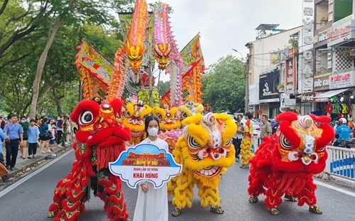 300 students participate in unicorn - lion - dragon dance performance and lantern procession in Mid-Autumn Festival