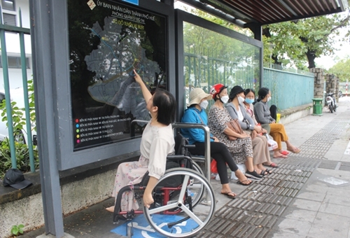 Bàn giao một số hạng mục hỗ trợ người khuyết tật tại nhà chờ xe buýt