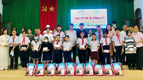 Trao học bổng cho 30 học sinh khó khăn ở Hương Thủy
