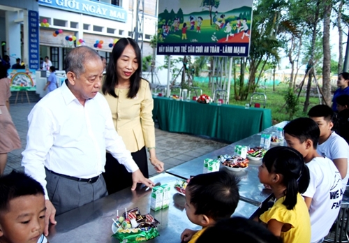 Phó Bí thư Thường trực Tỉnh ủy Phan Ngọc Thọ “Vui Tết Trung thu 2022” với trẻ em khó khăn