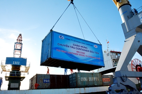 Cảng Chân Mây đón tàu container quốc tế đầu tiên