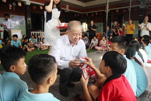 Phó Bí thư Thường trực Tỉnh ủy Phan Ngọc Thọ thăm, tặng quà Trung thu trẻ em khuyết tật