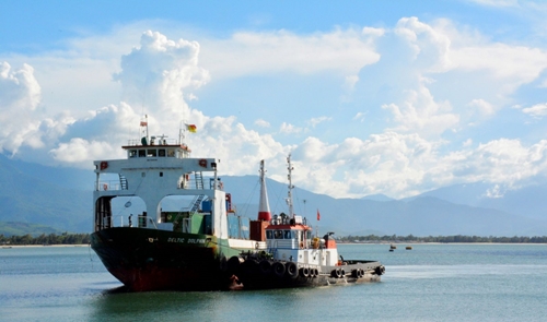 Chan May Port welcomes the first international container ship