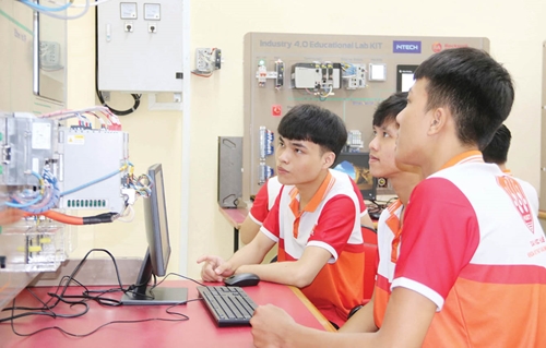 Hue University Multidisciplinary training for digital transformation