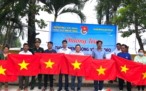 Trao 500 cờ Tổ quốc và 50 ảnh Bác Hồ cho ngư dân biển Thuận An