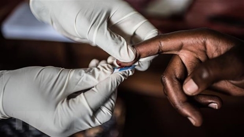Lãnh đạo các nước cam kết hàng tỷ USD để chống lại bệnh AIDS, lao và sốt rét