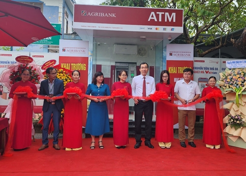 Đưa vào hoạt động máy ATM tại Phú Thuận