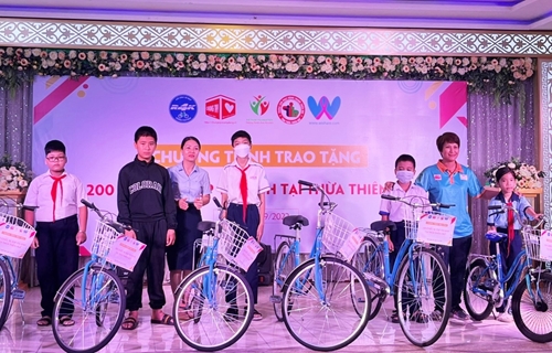 Trao tặng 200 xe đạp tái sinh cho học sinh nghèo vượt khó