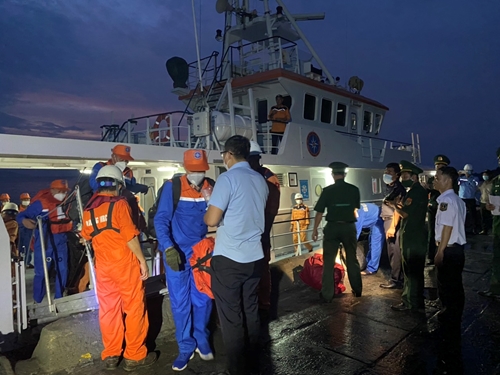 Cứu nạn 14 thuyền viên tàu hàng bị hỏng máy trên biển