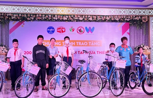 Awarding 200 regenerated bicycles to poor students overcoming difficulties