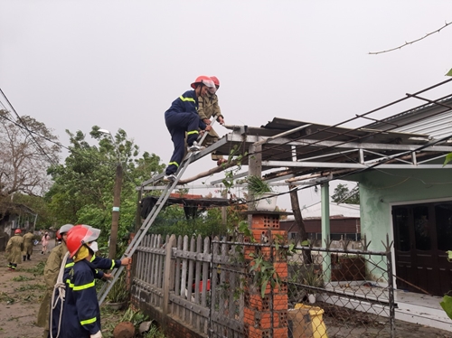 Hơn 1 000 cán bộ chiến sỹ tham gia khắc phục nhà tốc mái ở Vinh Xuân