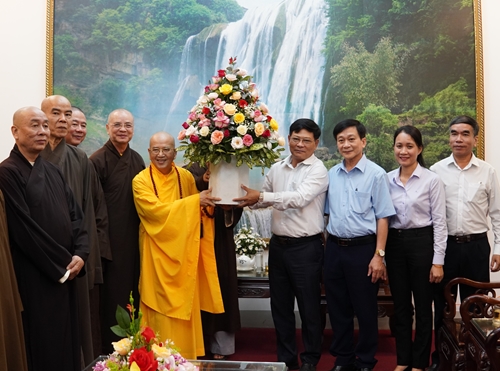 Lãnh đạo Ủy ban MTTQ Việt Nam tỉnh đón tiếp và thăm chức sắc tôn giáo
