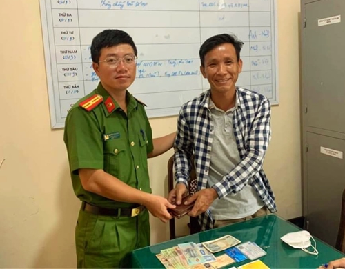 Phong Điền Trao trả tài sản đánh rơi cho công dân