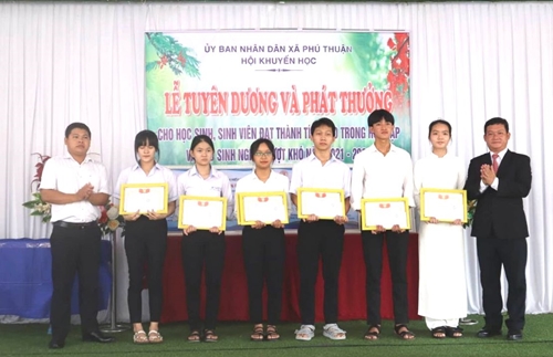 Hội Khuyến học xã Phú Thuận biểu dương, khen thưởng hơn 140 học sinh
