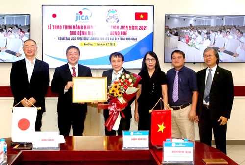 Hue Central Hospital receives the JICA President Award Certificate 2021