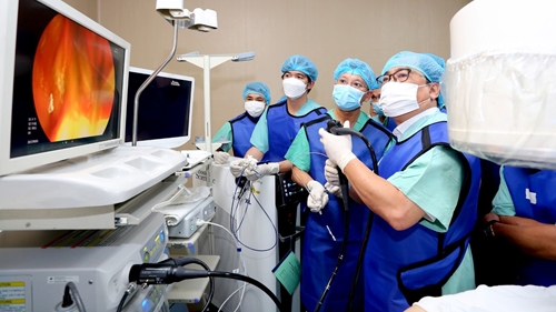 Removing the gallstone using peroral cholangioscopy with laser