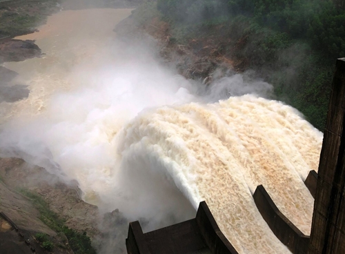Hồ Tả Trạch tăng lưu lượng xả, cảnh báo lũ trên sông Hương