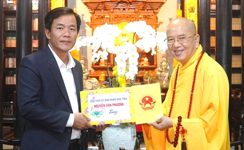 Chủ tịch UBND tỉnh Nguyễn Văn Phương thăm các chức sắc tôn giáo