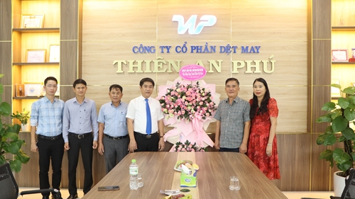 Bí thư Huyện ủy Phú Vang thăm, chúc mừng các doanh nghiệp