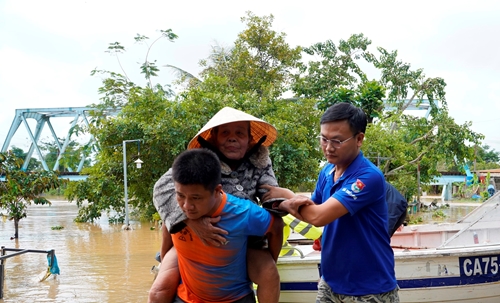 Khẩn trương hỗ trợ người dân ở vùng ngập sâu